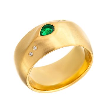 Massiver Designer-Damenring aus 18-karätigem Gelbgold. Der mattierte Bandring ist schauseitig mit einem tropfenförmigen Smaragd sowie 4 kleinen Brillanten in eingeriebener Fassung versehen. An dieser Stelle läuft er spitz zum Farbstein zu.