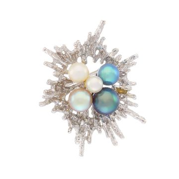 Perlkettenverkürzer in 14-karätigem Weißgold. Durch seine ungleichmäßigen Linien ähnelt er einem Eiskristall oder einer Schneeflocke. Mittig ist er mit insgesamt 5 Zuchtperlen in verschiedenen Farben besetzt.
Der Klappverschluss rückseitig ist mit einer 