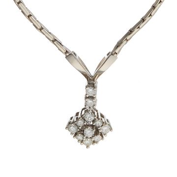 Collier in 18-karätigem Weißgold. Das Schaustück geht aus einer V-Form in ein separates bewegliches Element über, das mit 11 Brillanten versehen ist.