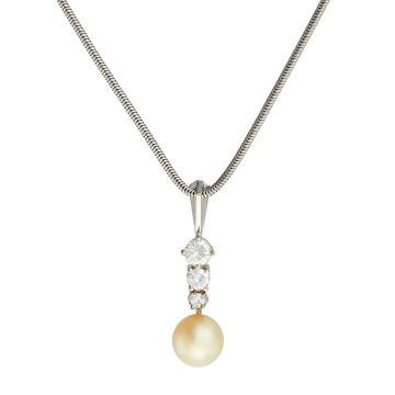 Schlangenkette mit Anhänger 
Anhänger in 14-karätigem Weißgold mit einer Zuchtperle, die einen champagnerfarbenen Lüster vorweist und 3 darüber sitzenden Brillanten aneinandergereiht in Krappenfassungen. Diese werden zur Öse hin größer und haben insges. 