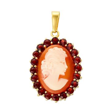 Anhänger in 8-karätigem Gelbgold. Das ovale Schmuckstück wird geziert von einer Muschelkamee, die umrandet von 20 Granatsteinen ist. Die Kamee stellt das seitliche Profil einer Frauenbüste dar. 