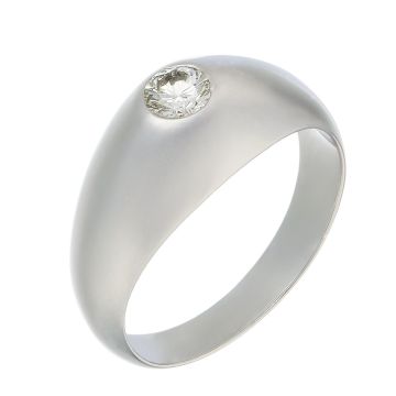 Bandring für den Herren in 18-karätigem Weißgold. Das massiv gearbeitete Schmuckstück fasst schauseitig einen Brillanten. 