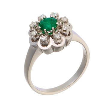 Vintagering in 14-karätigem Weißgold. Der blütenförmige Ringkopf trägt einen Smaragd, umgeben von 8 Brillanten. 