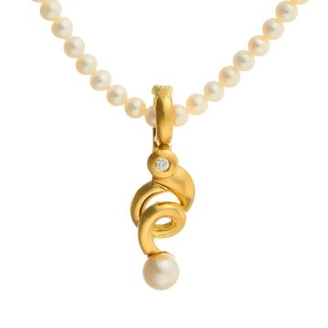 Kette mit aneinandergereihten Zuchtperlen. Der Anhänger - als Eyecatcher des Schmuckstückes - hat einen Clip-Verschluss. Er wirkt spiralförmig und fasst einen Brillanten.