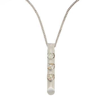 Anhänger mit Kette in 14-karätigem Weißgold. Der stabförmige Anhänger ist am Endstück abgeschrägt. Mit 3 Brillanten.