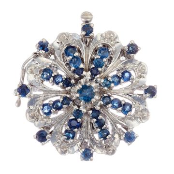 Perlkettenverschluss in 14-karätigem Weißgold. Das floral gearbeitete Schmuckstück ist besetzt mit insgesamt 33 Saphiren. 