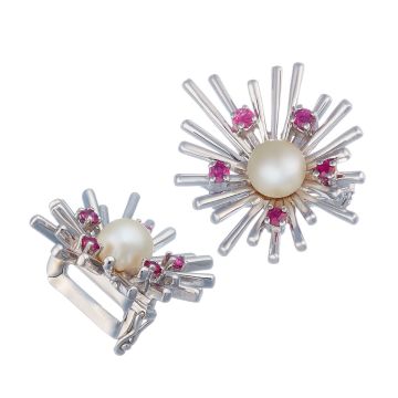 Perlkettenverkürzer aus 14-karätigem Weißgold. Das Schmuckstück gleicht der Form einer Sonne. Mittig ziert es eine Zuchtperle mit weißem Lüster und 5 Rubinen.