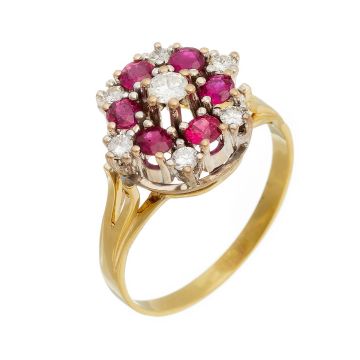 Damenring in 14-karätigem Gold. Der Ringkopf besteht aus mehreren Krappenfassungen, die mit 6 Rubinen und 7 Brillanten bestückt sind. Die Fassungen sind in Weißgold, der Rest des Ringes in Gelbgold.