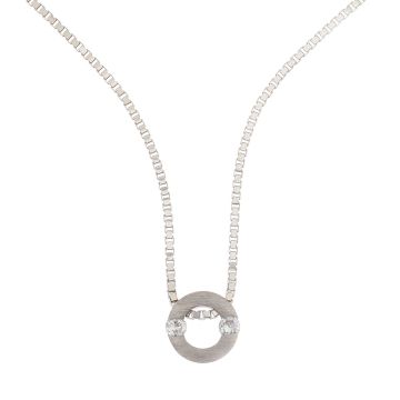 Runder, mattierter Anhänger mit 2 Brillanten in einer Art Spannfassung aus 18-karätigem Weißgold. Passend dazu eine Kette mit Venezianergliederung.