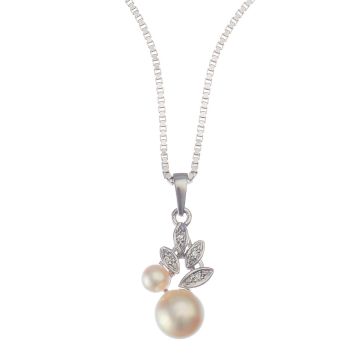 Anhänger in 14-karätigem Weißgold mit passender Kette. Die Form erinnert an Kirschen mit Blättern. Die Kirschen werden durch 2 Perlen dargestellt. Die weißgoldenen Elemente sind mit Diamanten verziert.