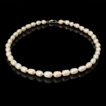 Süßwasserzuchtperlenkette mit einem weißen Lüster mit mittlerem Glanz. Die Perlenform ist oval/barock.