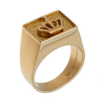 Herrenring in 14-karätigem Gelbgold. Auf einer vertieften Platte mit ziseliertem Muster thront eine Krone.