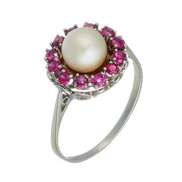 Cocktail Vintagering in 18-karätigem Weißgold. Der Ringkopf ist besetzt mit einer mittig sitzenden Zuchtperle mit hellem Lüster, entouriert von 13 Rubinen. 