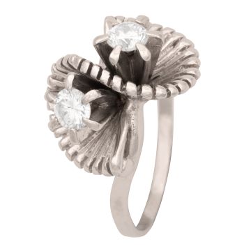 Anmutiger Weißgoldring mit 2 Brillanten