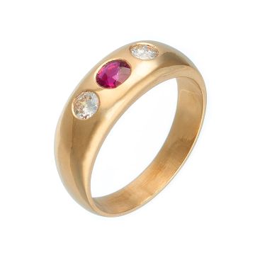 Edelsteinring aus Wien in 14-karätigem Gelbgold. Der Bandring ist besetzt mit einem leuchtend taubenblut-roten Rubin in Ovalschliff flankiert von je einem Brillanten von je 0,15 ct. 