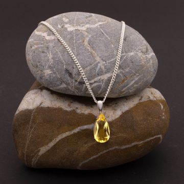 Tropfenförmiger Silberanhänger mit Farbstein – Flachpanzerkette