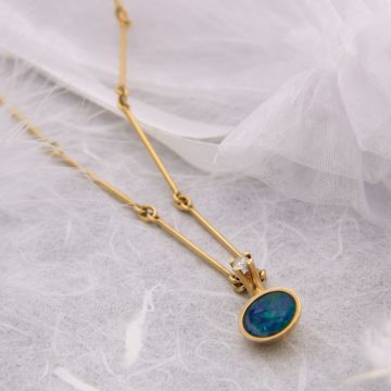 Anmutiger Opal Brillantanhänger mit feiner Kette