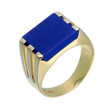 Herrenring in 14-karätigem Gelbgold. Die Ringschiene ist im Verlauf, sich zum Ringkopf hin verbreiternd mit Kannelierung auf der Ringschulter, die in die Fassung für den eckigen polierten Lapislazuli übergeht. 