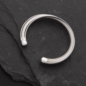 Eleganter silberner Armreif