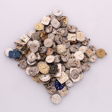 Sammlung von 100 mechanischen Uhrwerken für Damenuhren der Marken ANKER, DUGENA und ZENTRA zwischen 1950 und 1975