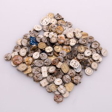 Sammlung von 140 mechanischen Uhrwerken für Damenuhren der Marke DUGENA zwischen 1955 und 1975