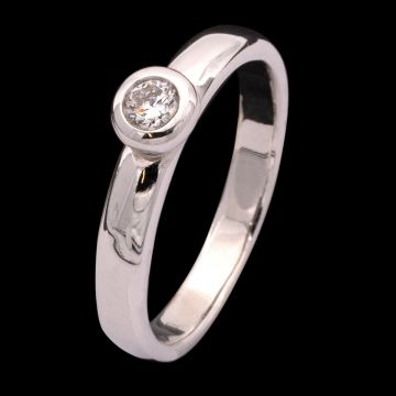 Weißgoldener Solitärring mit Brillant von 0,18 ct