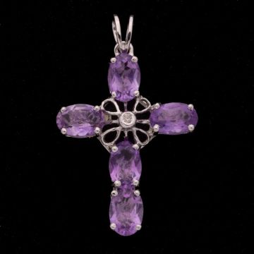 Weißgoldenes Kreuz mit Amethysten und Diamant