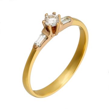 Brillant-Diamantring / Verlobungsring mit gelbgoldener Ringschiene und in Weißgold abgesetztem Ringkopf, der im Zentrum einen Brillanten von ca. 0,12 ct. fasst, flankiert von je einem Diamanten.