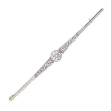 Jugendstil-Stabnadel in 14-karätigem Gelbgold und Platin gearbeitet. Im Zentrum ist sie besetzt mit einem Altschliff-Brillanten, flankiert von jew. 7 Brillanten.