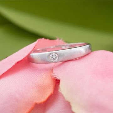 Zarter Brillantring in 333er Weißgold