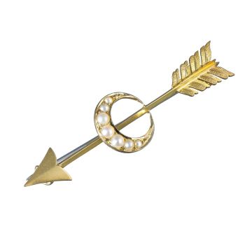 Kleine Jugendstil-Brosche aus 750er Gelbgold, gestaltet als Pfeil, der durch einen perlenbesetzten Reifen fliegt. 