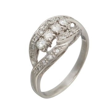 Brillantring, um 1940, in 14-karätigem Weißgold mit geteiltem Ringkopf. Mittig besetzt mit vier größeren Brillanten, auf den Bögen besetzt mit 16 kleinen Brillanten.