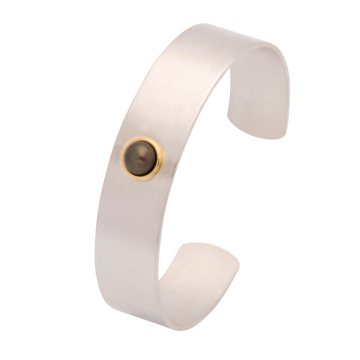 Matter Silberarmreif mit dunkler Zuchtperle in Goldfassung