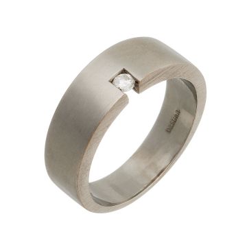 Bandring in 14-karätigem, satiniertem Weißgold. Das Schmuckstück fasst am Rand einen eingespannten Brillanten in einer Einkerbung. 