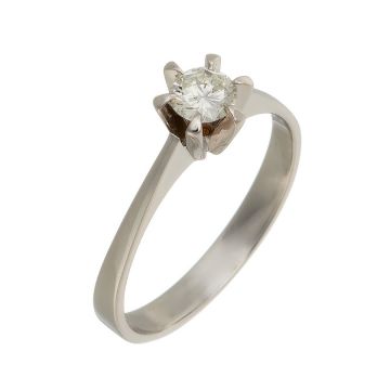 Verlobungs-Brillantring in 14-karätigem Weißgold. Das Schmuckstück hat zum Ringkopf hin eine sich verjüngende Vierkantringschiene besetzt mit einem Brillant-Solitär.