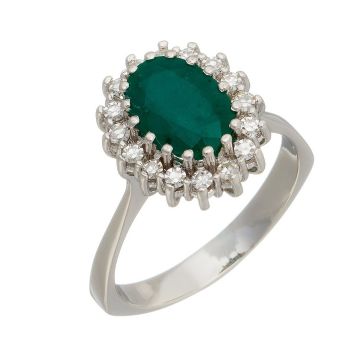 Smaragd-Brillantring in 14-karätigem Weißgold in massiver Ausführung. Der Ringkopf in ovaler Form fasst im Zentrum einen ovalen grasgrünen Smaragd, entouriert von 16 Diamanten.