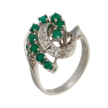 Edelsteinring, um 1950, mit einem Ringkopf aus hohen Chatonfassungen für 5 Diamanten in 8/8tel-Schliff und 9 Smaragden in rundem Facetteschliff.