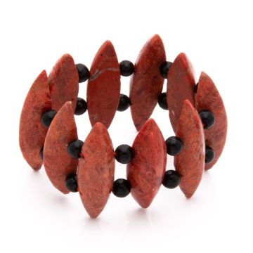 Armband aus Schaumkoralle und Onyxperlen