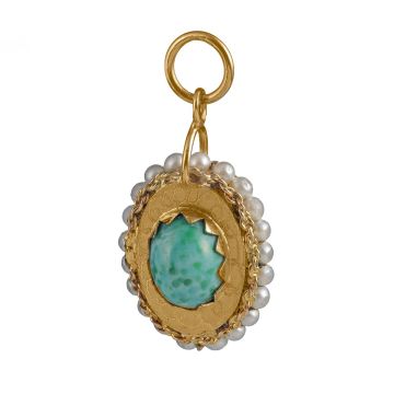 Anhänger in 750er Gelbgold in ovaler Form, auf Vorder- und Rückseite besetzt mit einem grün gesprenkelten Schmuck-Stein-Cabochon entouriert von seitlich umlaufenden kleinen Perlen. Ansicht Vorderseite