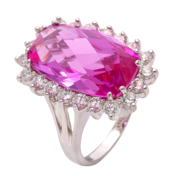 Funkelnder Cocktailring mit pinken Farbstein und Zirkonia