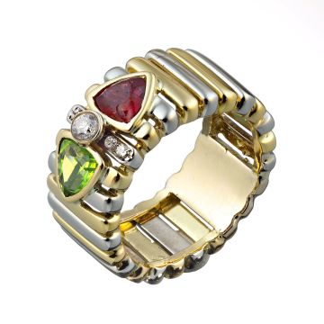 Interessanter Bicolor-Ring designed im Stil eines Gliederbandes aus gerundeten Stab-Elementen, schauseitig besetzt mit einem Brillant von ca. 0,15 ct. (W, VVSi), 4 Diamanten und je einem Rubin und Peridot in Dreieckschliff in Zargenfassungen. 