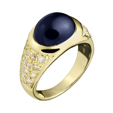 Hochwertiger Ring in 585er Gelbgold mit massiver Ringschiene im Verlauf, besetzt mit einem ovalen Saphir-Cabochon, flankiert von jew. 12 Brillanten 