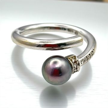 Handgefertigter Weißgoldring mit Perle und Diamanten