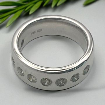 Massiver Weißgoldring mit Brillanten