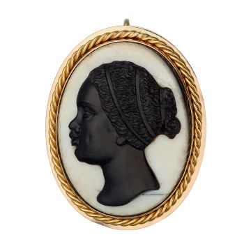 Brosche bzw. Anhänger aus 14-karätigem Gelbgold.
Das ovale Schmuckstück hat einen goldenen Rahmen. Es fasst einen Lagenstein, den eine plastische Frauenbüste schmückt. 