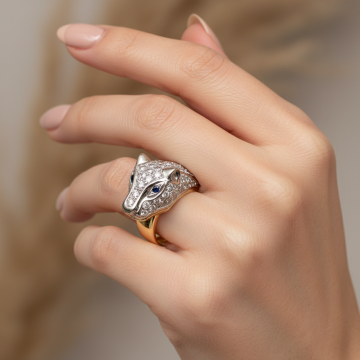 Raubtierkopf – Ring mit Saphiren und Zirkonia