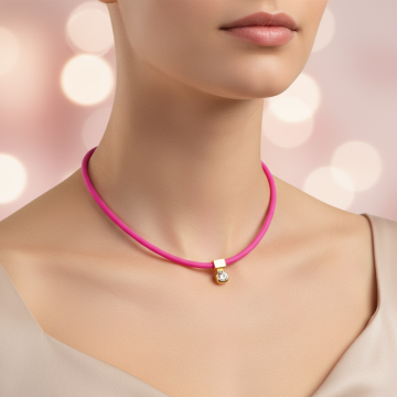 Goldener Anhänger mit Zirkonia – pinke Silikonkette