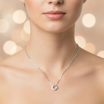 Filigraner runder Brillantanhänger mit Venezianerkette