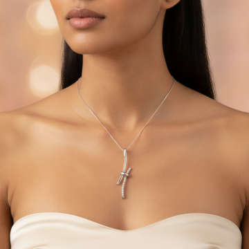 Weißgoldener Diamantanhänger mit Venezianerkette
