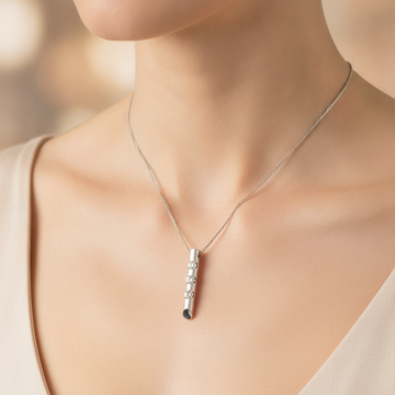 Stabförmiger Brillantanhänger mit Kette